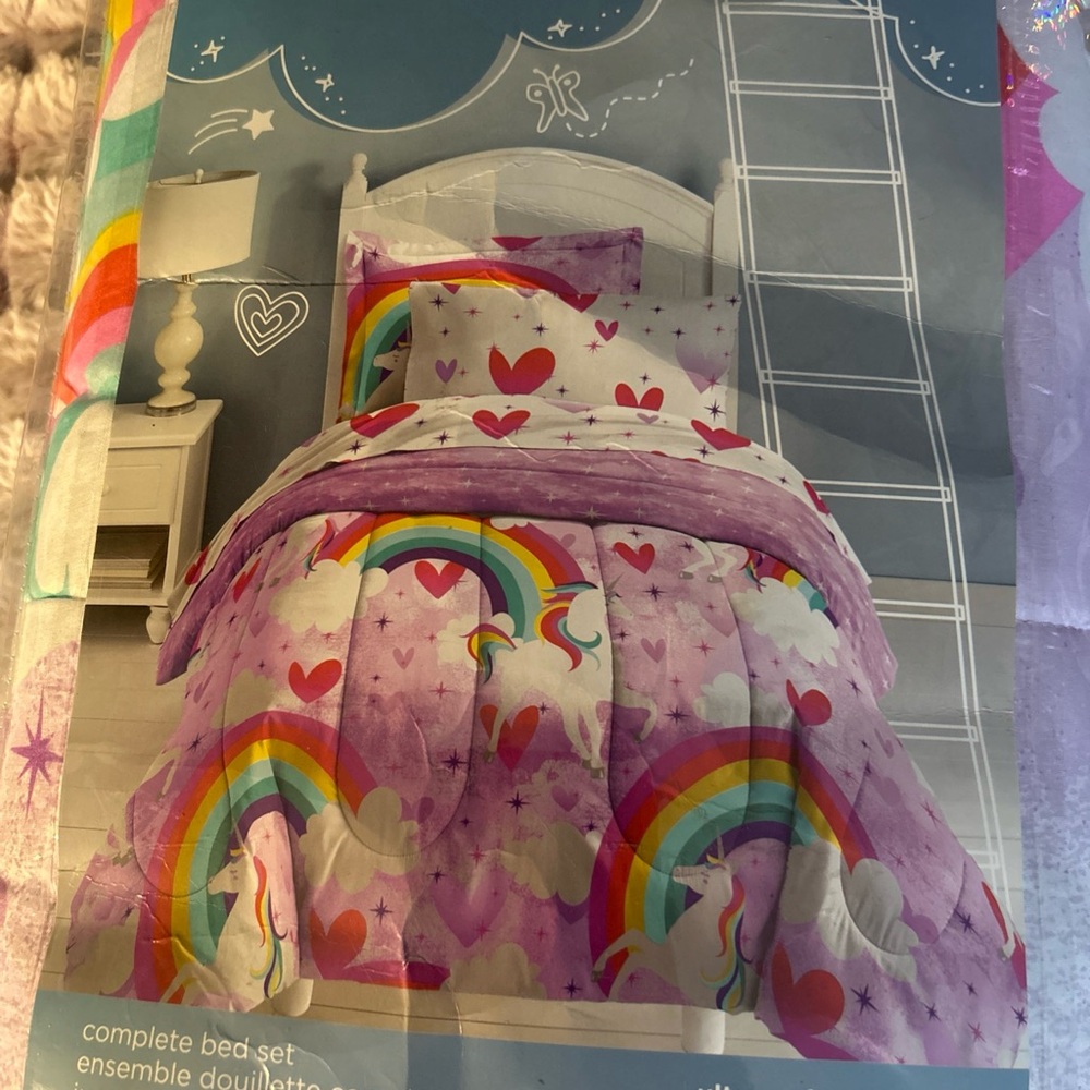 New 5 Piece Dream Factory Twin
Bed Microfiber Set